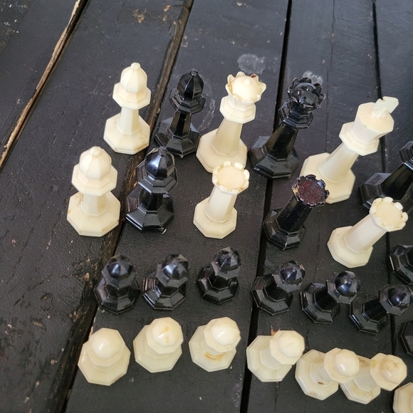 Vintage Chess Pieces Replacement Plastic Black Cream Ivory Tan - Picture 2 of 7